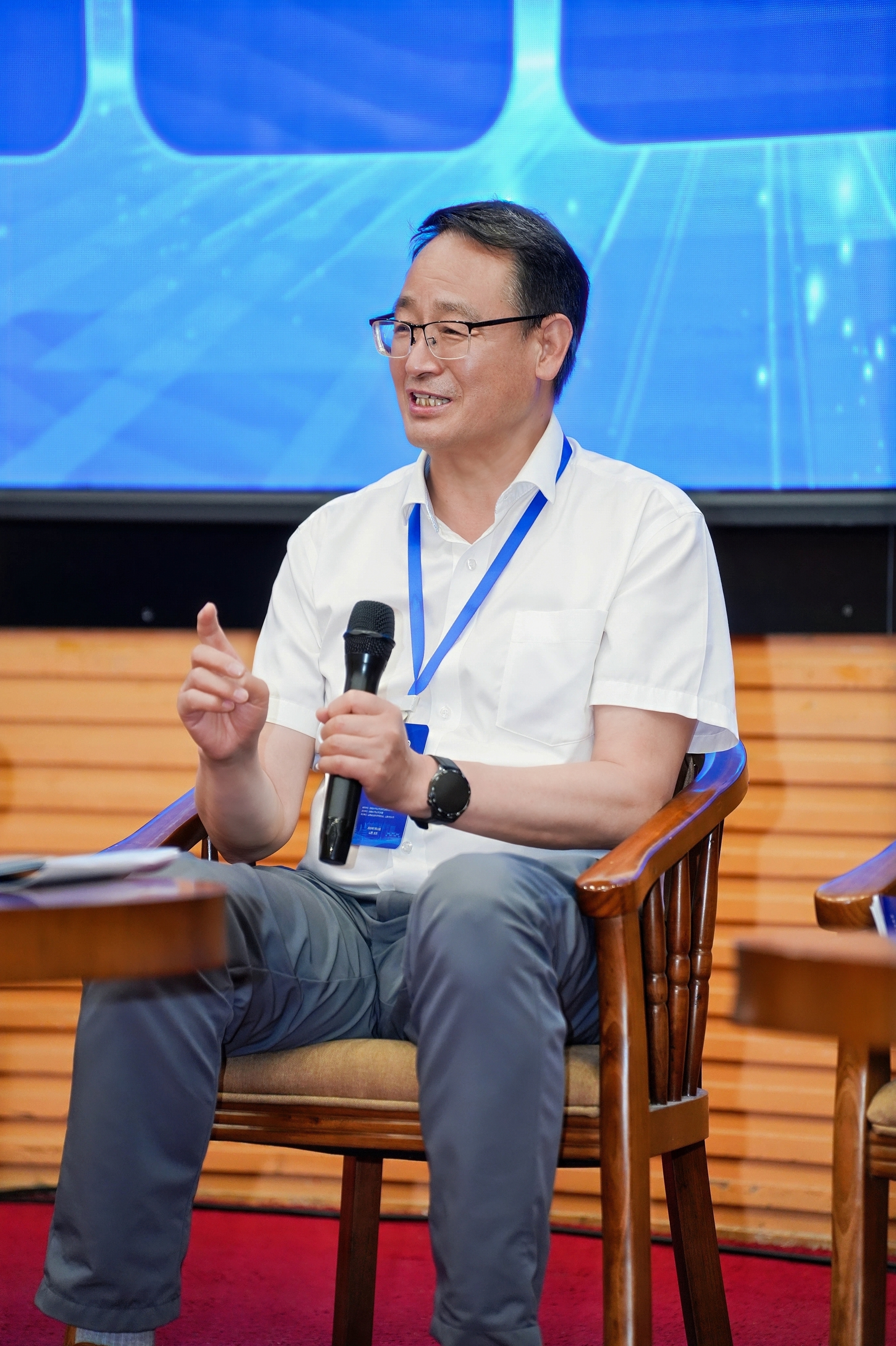 25 西安交通大学张俊瑞教授主持.jpg